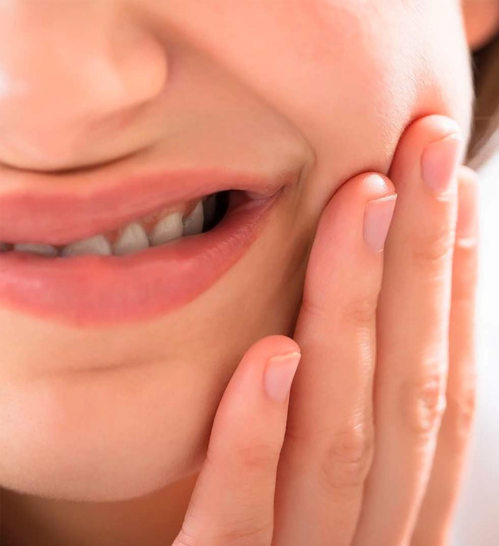 Pacient amb dolor a la mandíbula esperant atenció d’una dentista d’urgències