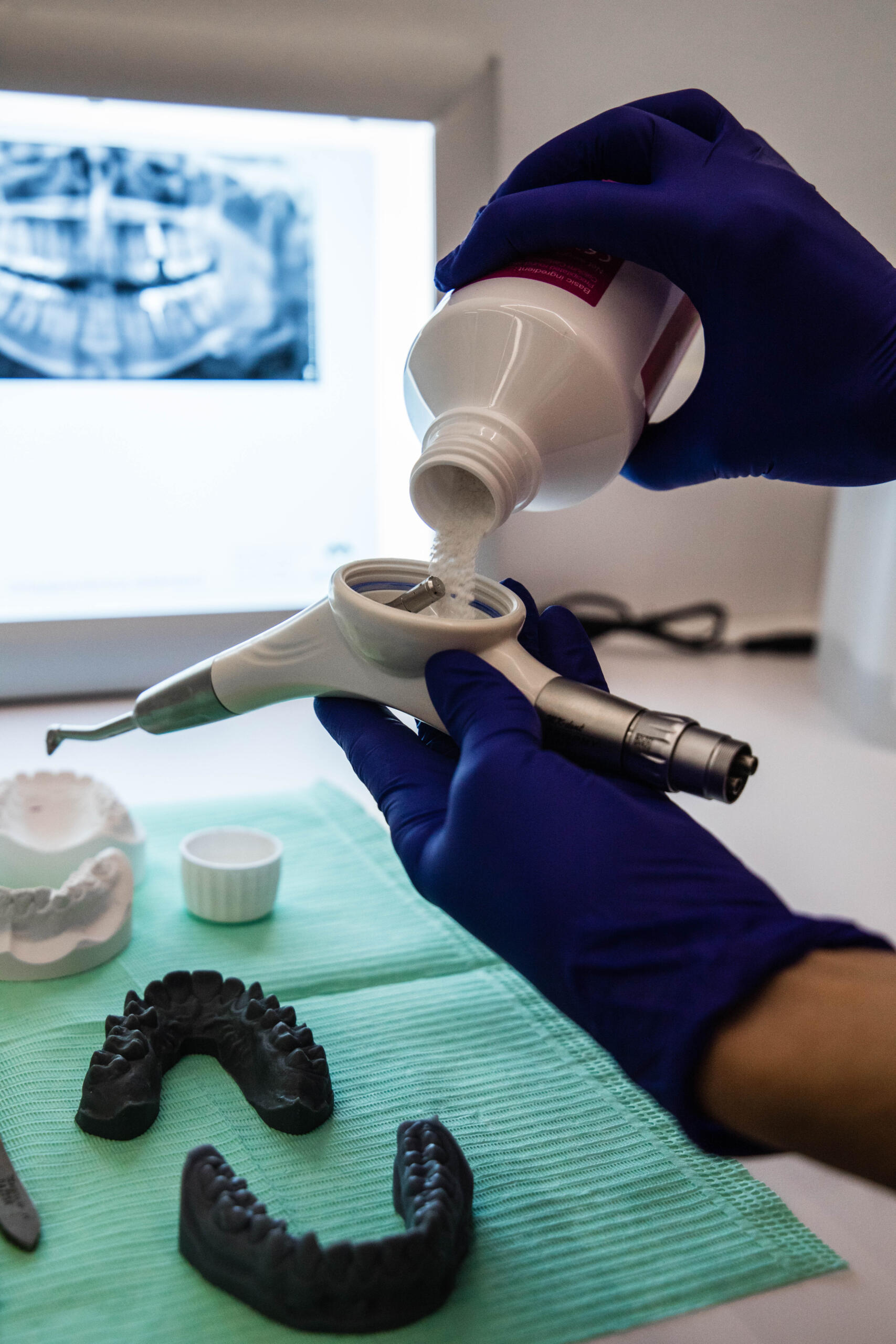 limpieza dental con airlow, aeropulidor en SDS clinica dental, dentista Vilafranca