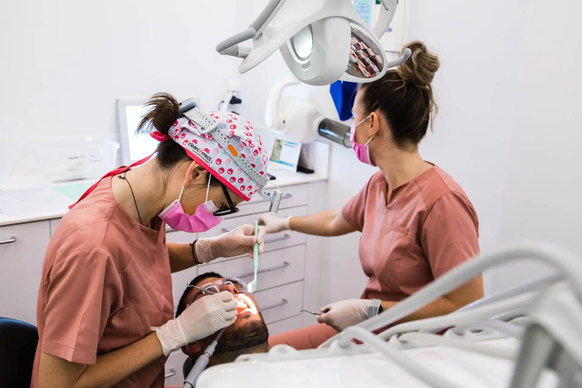 Dra Anca Ionescu dentista en Vilafranca del Penedès atendiendo a un paciente