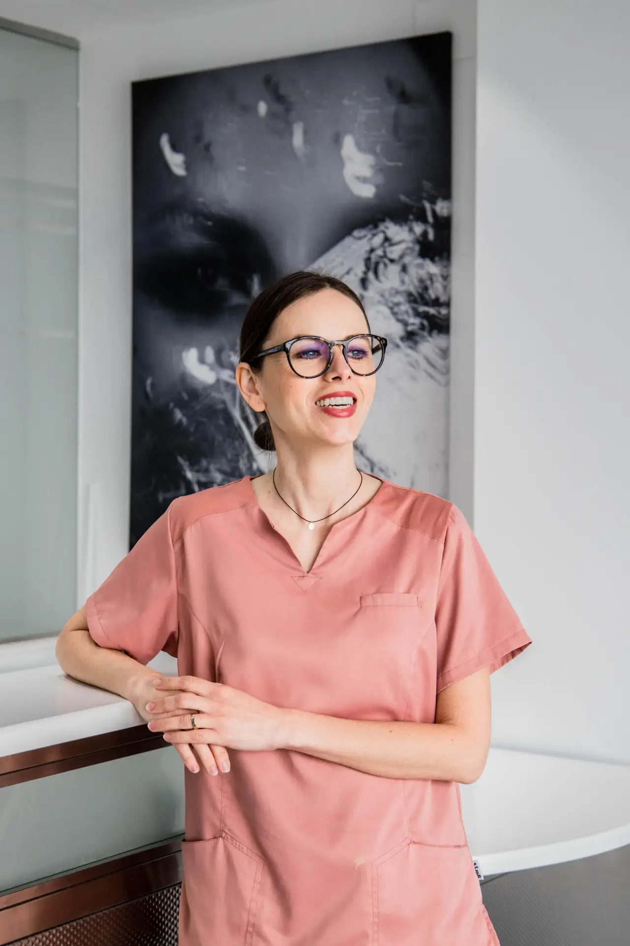 Dra. Anca Ionescu, especialista en cirugía maxilofacial, promotora de la odontología slow en Vilafranca del Penedès