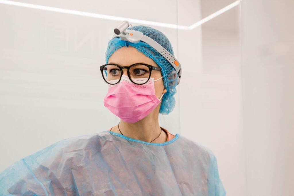 Dra. Anca Ionescu, cirujana maxilofacial en SDS Dental Clinic, especializada en tratamientos dentales en Vilafranca del Penedès