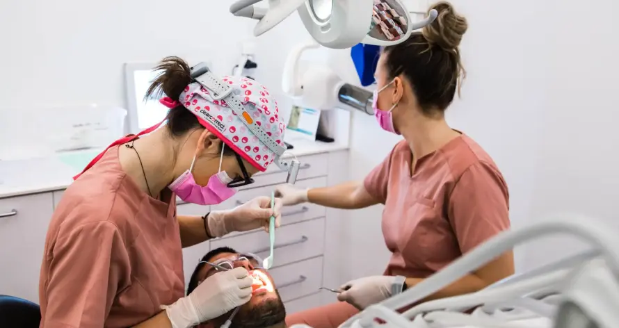 dentista-en-vilafranca-clinica-dental-sds-tratamiento Dra. Anca Ionescu, dentista a Vilafranca atenent un pacient a SDS Clínica Dental