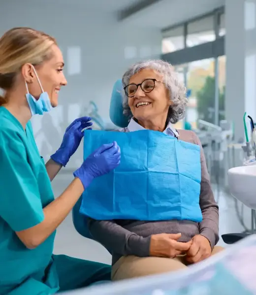 dentista44 Paciente mayor feliz en consulta con dentista – precios dentista Vilafranca accesibles en SDS Dental Clinic.