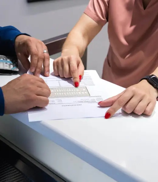 financiacion-sds-clinica-dental-vilafranca Signatura de l'acord de finançament a SDS Clínica Dental, dentista a Vilafranca del Penedès.