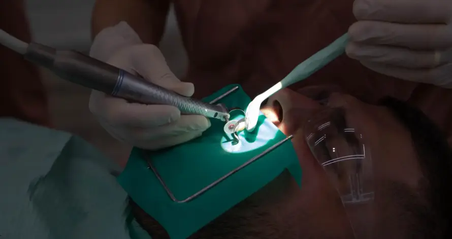 tratamiento-odontologia-slow-dentista-vilafranca-clinica-sds Dental treatment with rubber dam isolation at SDS Dental Clinic in Vilafranca del Penedès, ensuring maximum safety and precision.